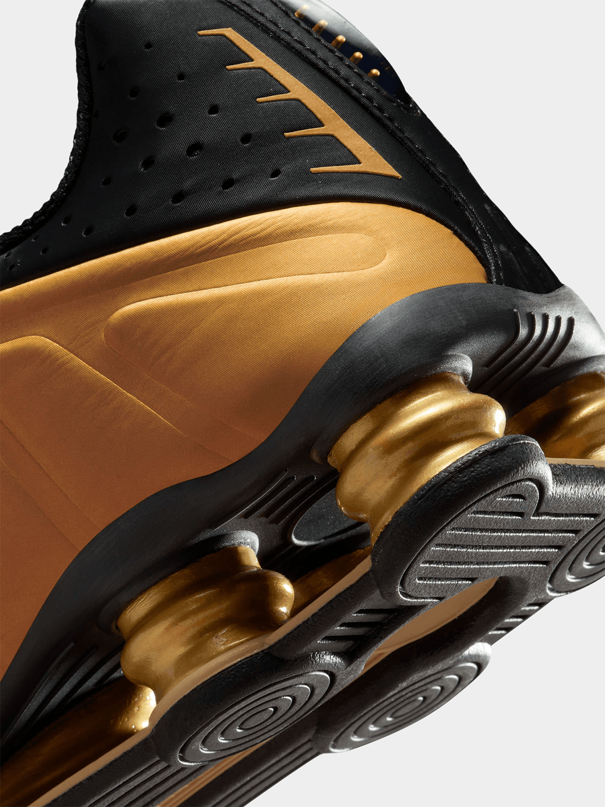 Nike Men's Shox R4 Gold/Black Sneaker