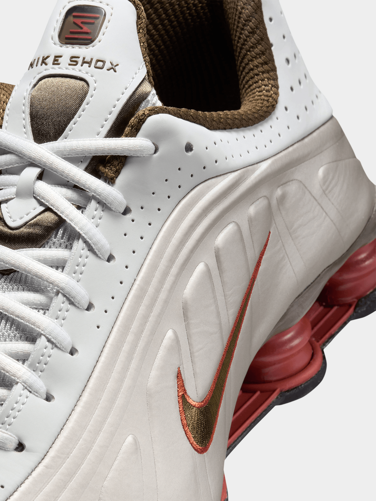 Nike Men's Shox R4 White/Metallic Sneakerc